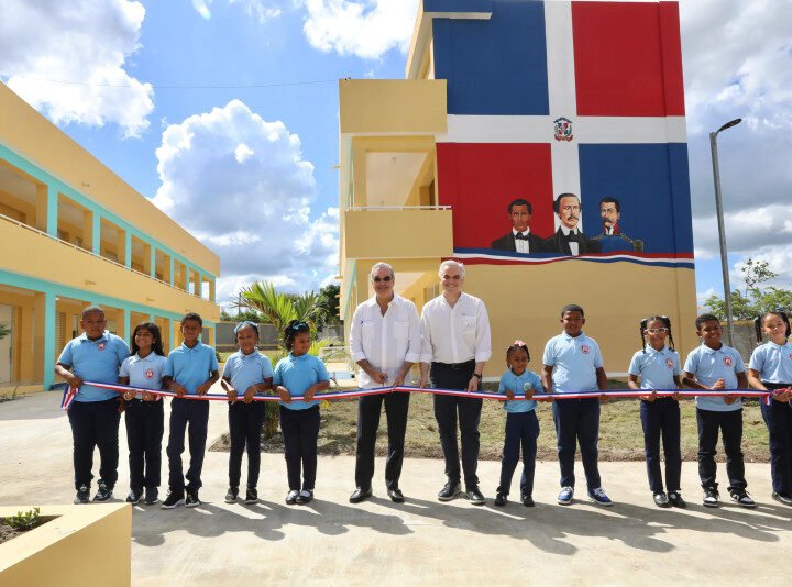 Gobierno entrega más de mil aulas para el nuevo año escolar