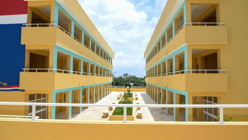 Entregan tres centros educativos en Santo Domingo