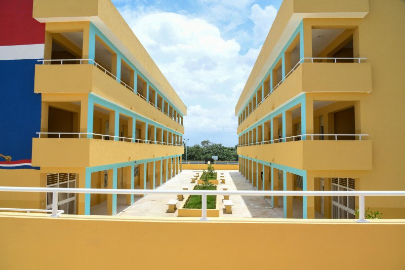 Entregan tres centros educativos en Santo Domingo