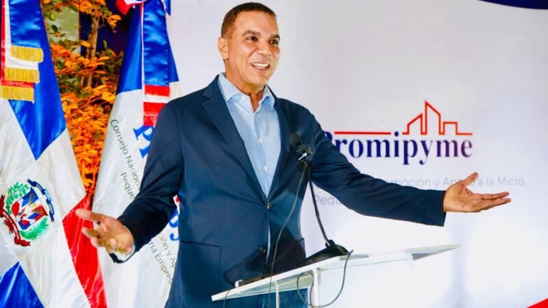 El Senador Carlos Gómez  entrega RD$100 millones en créditos a 400 microempresarios en Moca.
