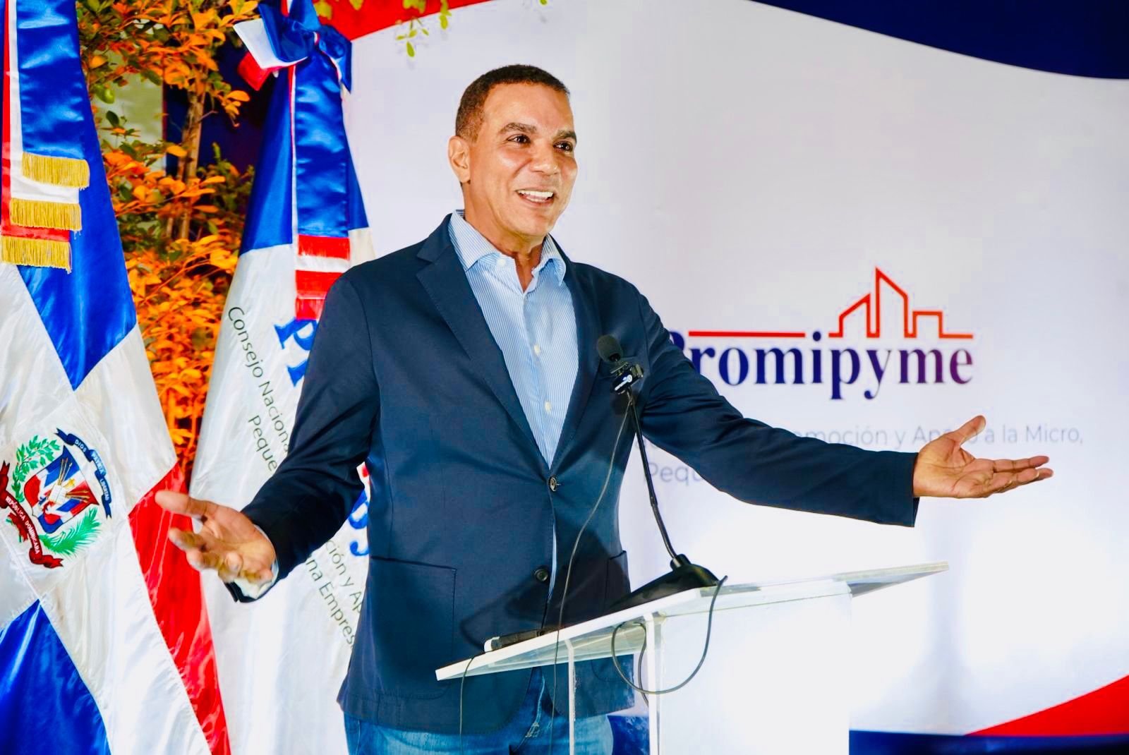 El Senador Carlos Gómez  entrega RD$100 millones en créditos a 400 microempresarios en Moca.