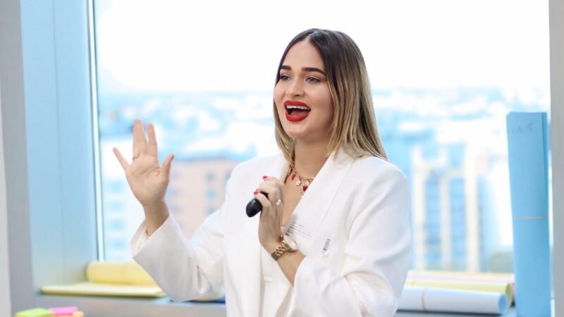 La voz también se construye: Grecia Vidal impulsa un espacio para fortalecer la oratoria desde cero