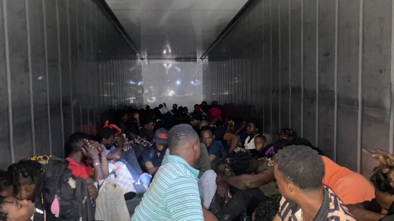 Interceptan furgón que traía 79 haitianos indocumentados al país
