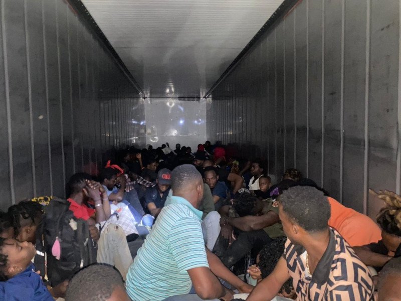 Interceptan furgón que traía 79 haitianos indocumentados al país