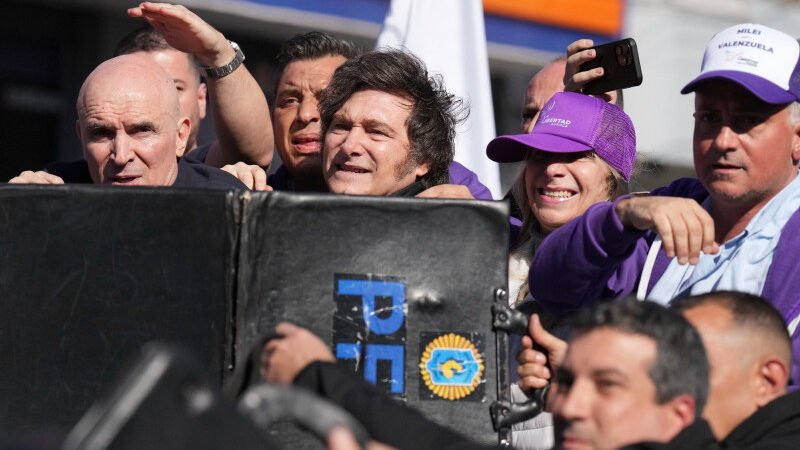 Sacan a Javier Milei de emergencia  de un acto electoral
