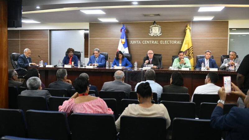 JCE descarta a 2 de los 3 consorcios que depositaron plan económico para nueva cédula