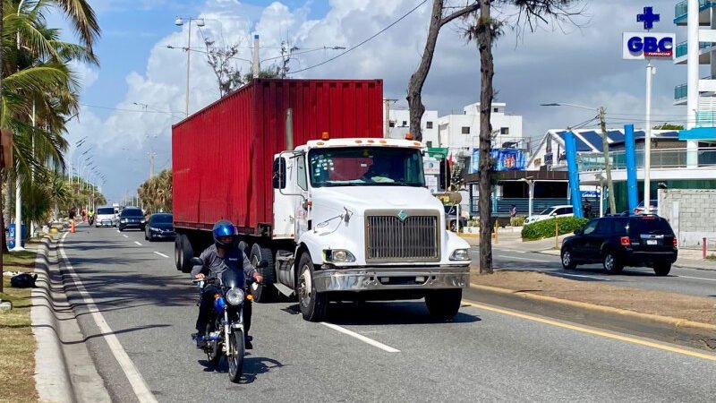 Camioneros no cumplen con las normas de circular por el carril izquierdo