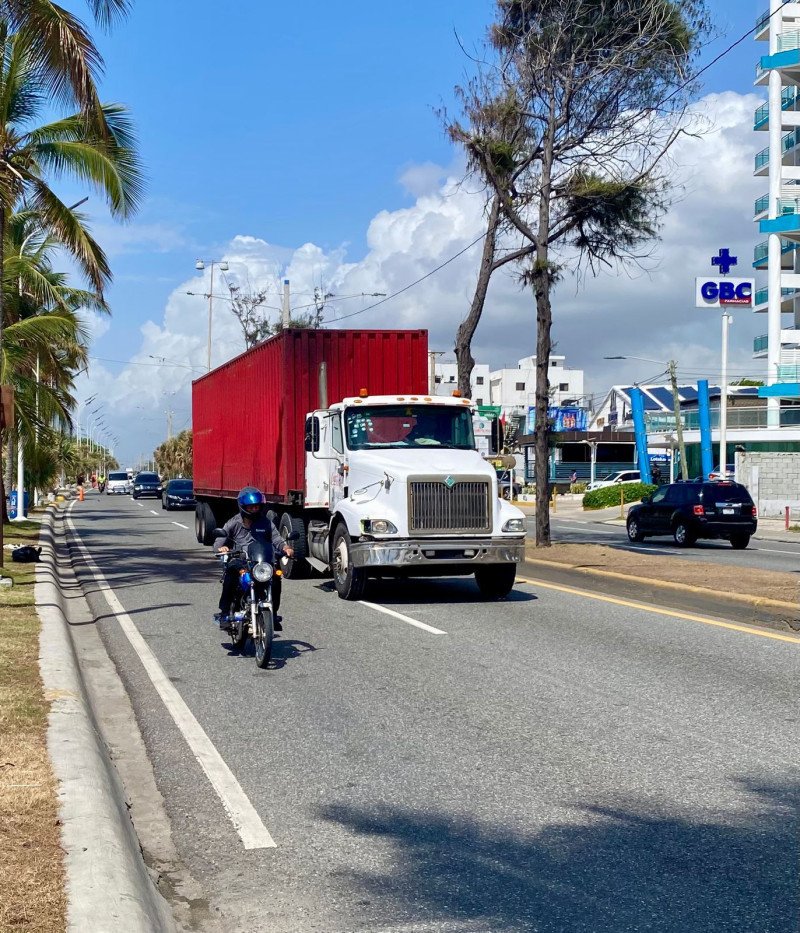 Camioneros no cumplen con las normas de circular por el carril izquierdo
