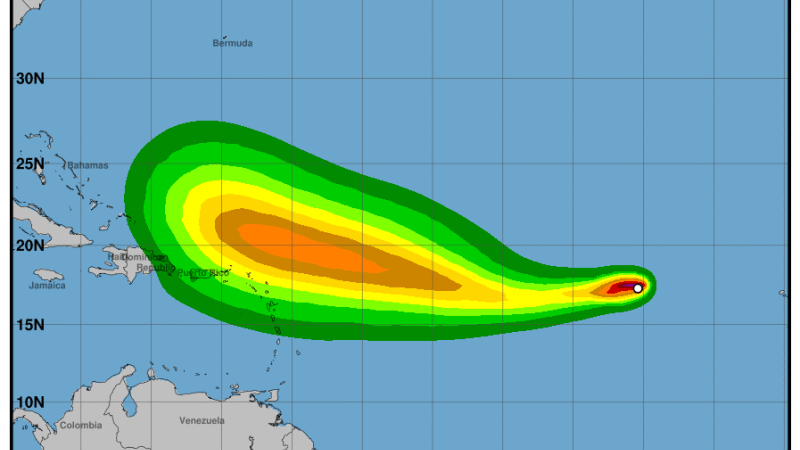 Advierten sobre fuertes lluvias y grandes olas por la tormenta tropical Erin
