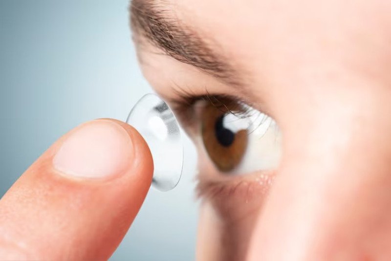 Recomiendan no bañarse en playas y piscinas con lentes de contacto par evitar infecciones