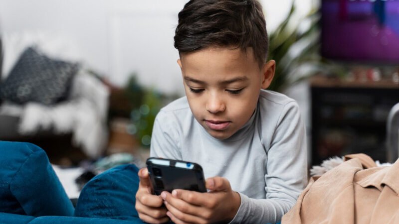 Niños pueden desarrollar enfermedades cardíacas por uso de pantallas prolongados