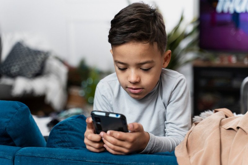 Niños pueden desarrollar enfermedades cardíacas por uso de pantallas prolongados