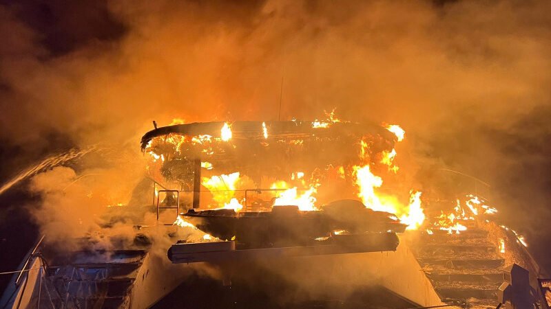 Se incendia catamarán por un rayo en la bahía de Luperón