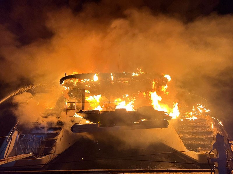 Se incendia catamarán por un rayo en la bahía de Luperón