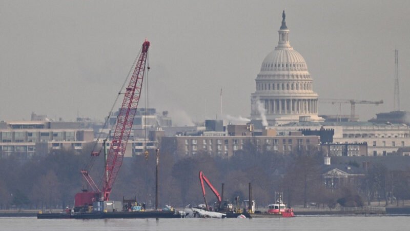 Revelan que fueron fallas en los instrumentos las causas del helicóptero que chocó con avión en Washington