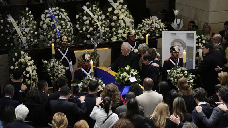 Féretro del senador Miguel Uribe fue recibido con pañuelos blancos en el Capitolio de Colombia