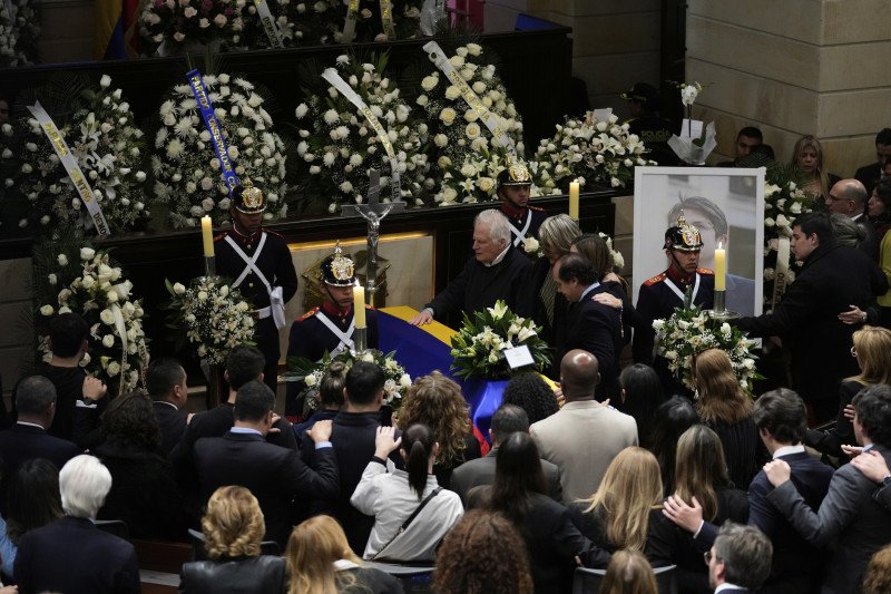 Féretro del senador Miguel Uribe fue recibido con pañuelos blancos en el Capitolio de Colombia