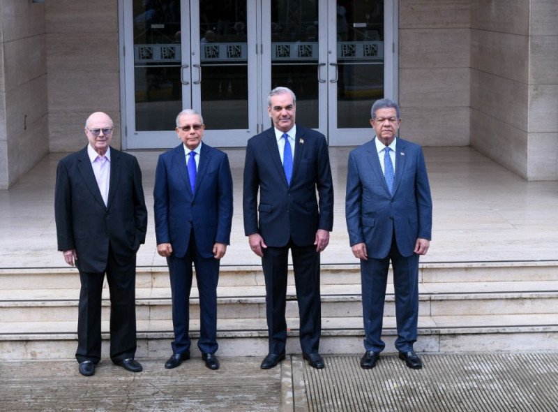 Entre la diplomacia y la política