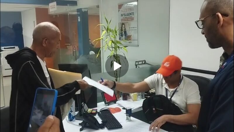 Moradores del Ensanche Altagracia protestan frente a EDESUR en Herrera contra apagones y altas facturas