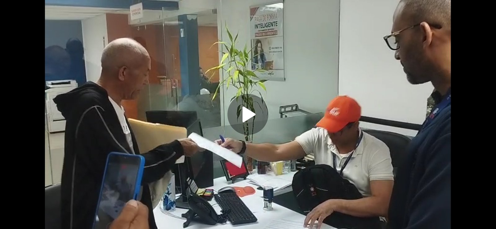 Moradores del Ensanche Altagracia protestan frente a EDESUR en Herrera contra apagones y altas facturas