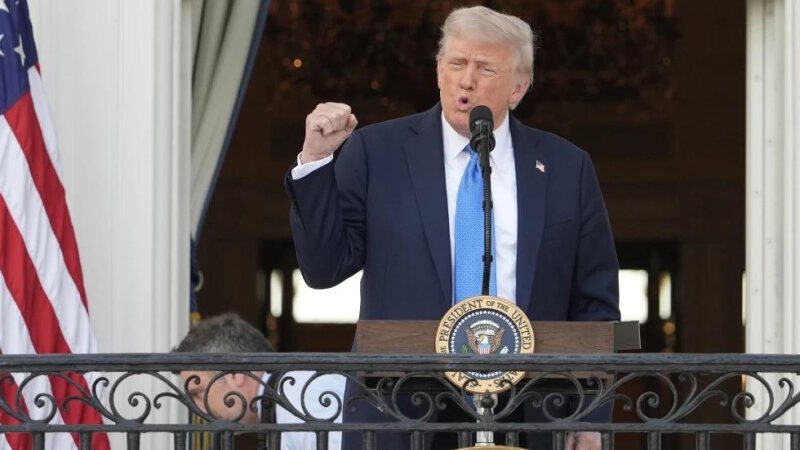 Trump dice que EEUU atacó a un barco cargado con drogas proveniente de Venezuela