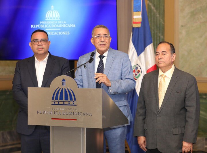 Abinader entrega a la Procuraduría informe de irregularidades en Senasa