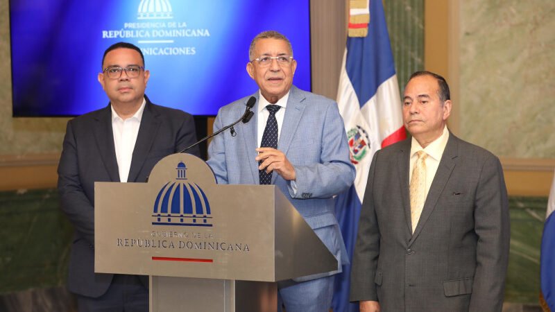 Abinader entrega a la Procuraduría informe de irregularidades en Senasa