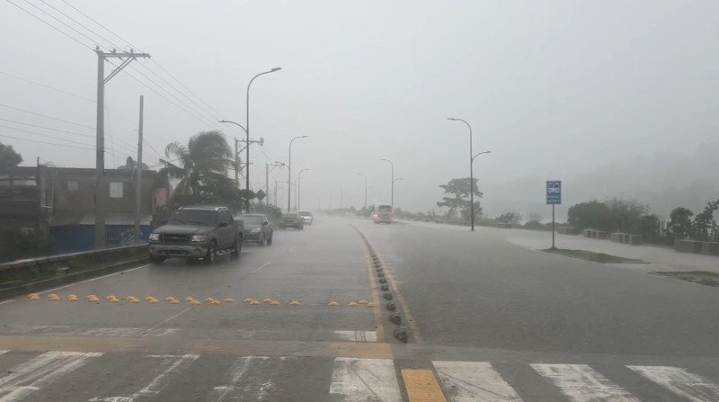 Lluvias colapsan Santo Domingo: calles inundadas, tránsito paralizado y miles desplazados