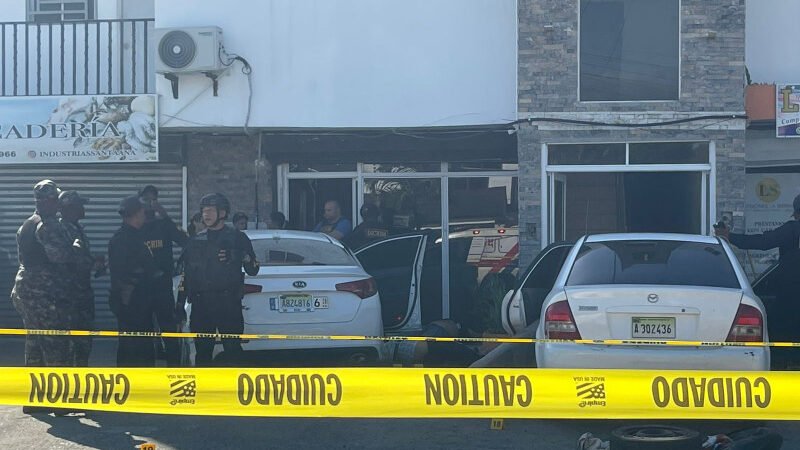 Policías involucrados en muerte de cinco hombres en Santiago son suspendidos