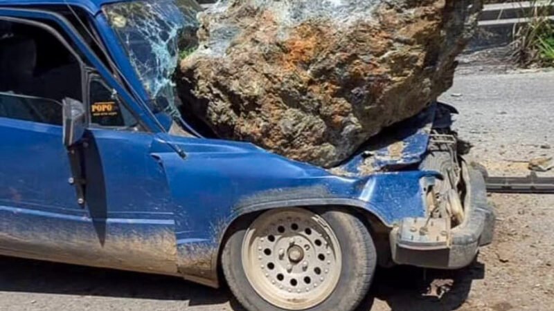 Roca aplasta vehículo en carretera La Vega-Jarabacoa sin victimas