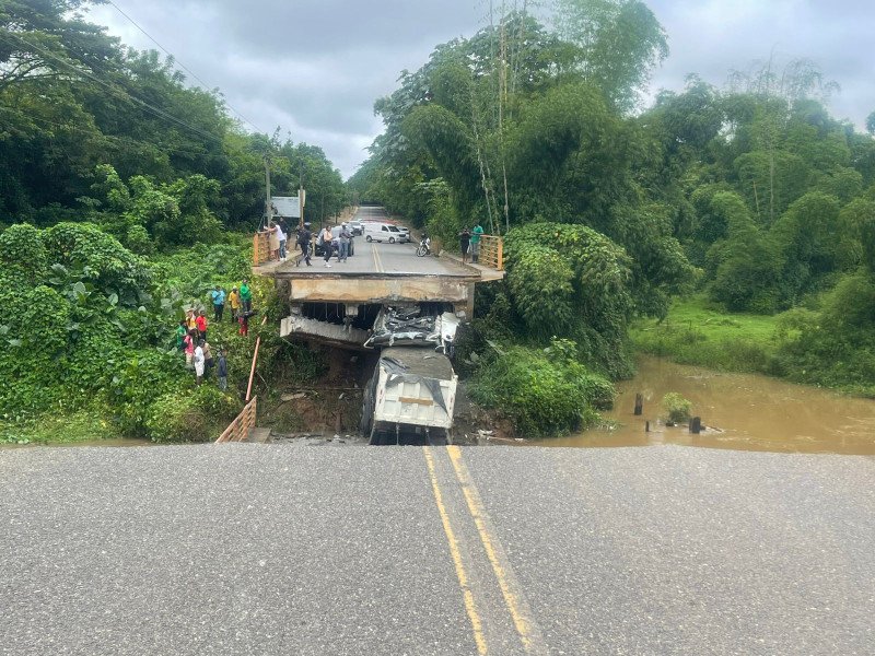 Puente Don Juan en Monte Plata se cae al cruzar camión