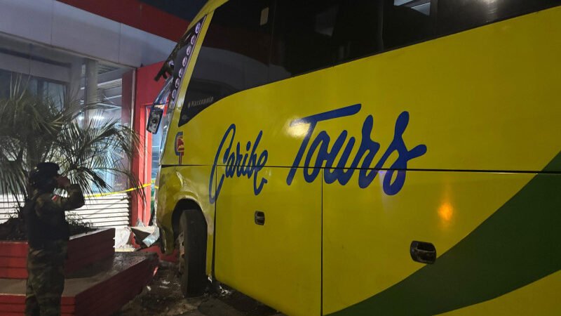 Autobús choca contra estación del Metro en la Núñez de Cáceres e hiere empleada