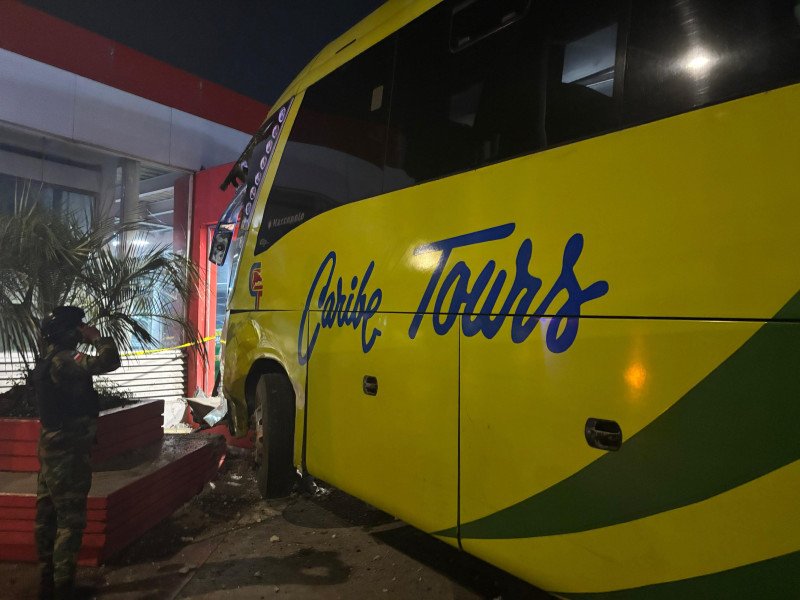 Autobús choca contra estación del Metro en la Núñez de Cáceres e hiere empleada