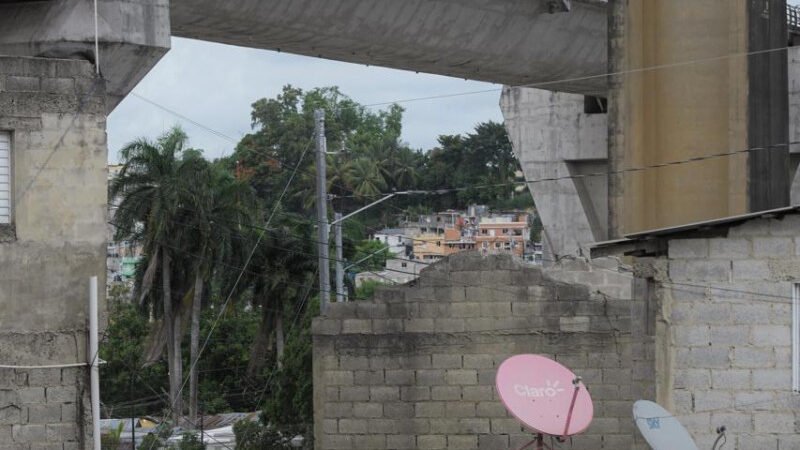 Desalojan familias debajo del Puente de la 17