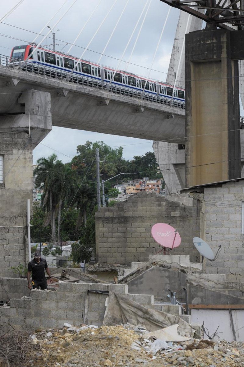 Desalojan familias debajo del Puente de la 17