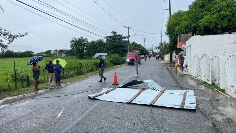 Lluvias y ráfagas de vientos derriban árboles y letreros en Imbert y Luperón, en Puerto Plata