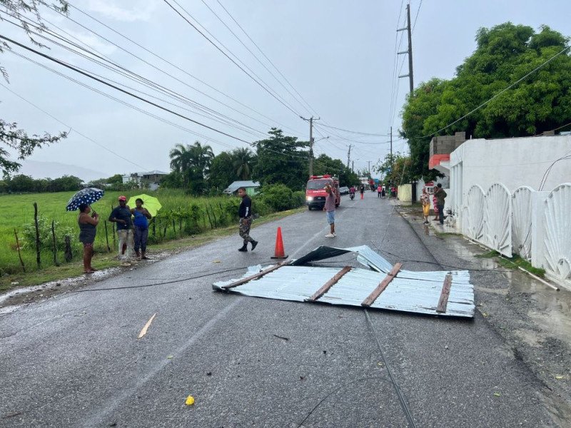 Lluvias y ráfagas de vientos derriban árboles y letreros en Imbert y Luperón, en Puerto Plata