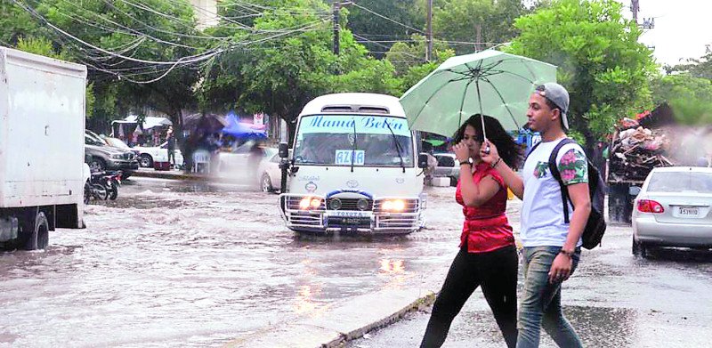 Onda tropical y vaguada provocan lluvias intensas en gran parte del país
