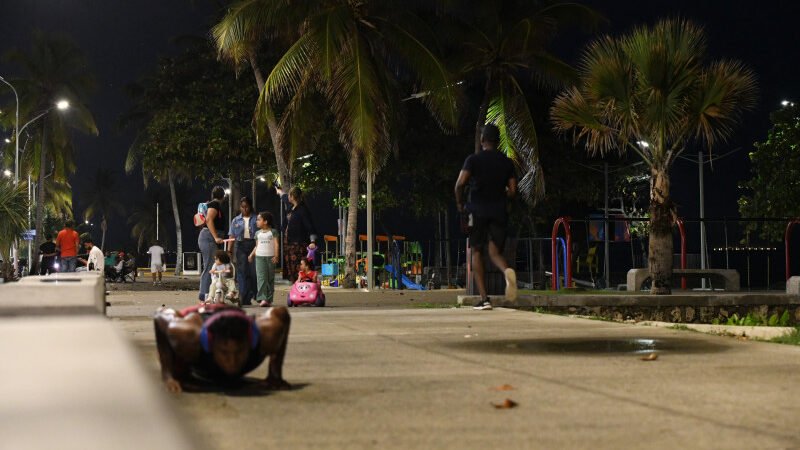 Luego de fuertes lluvias este viernes la gente se concentra en el malecón