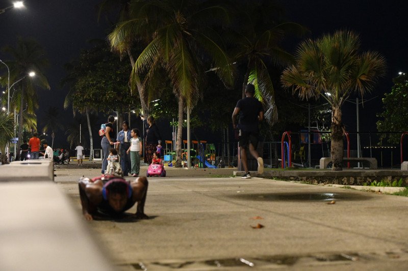 Luego de fuertes lluvias este viernes la gente se concentra en el malecón