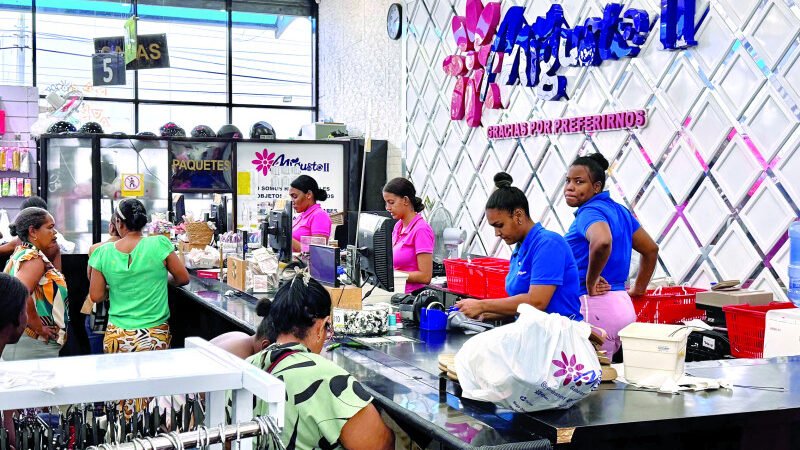 Comercio chinos contratan personal dominicano en vez de haitiano