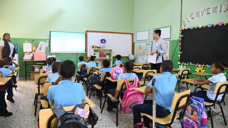 La asistencia de estudiantes en las escuelas con serias dificultades