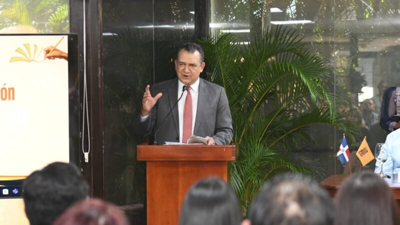 JCE e IESPEC presentan compendio de ensayos sobre democracia e identidad: pensamiento crítico al servicio del país