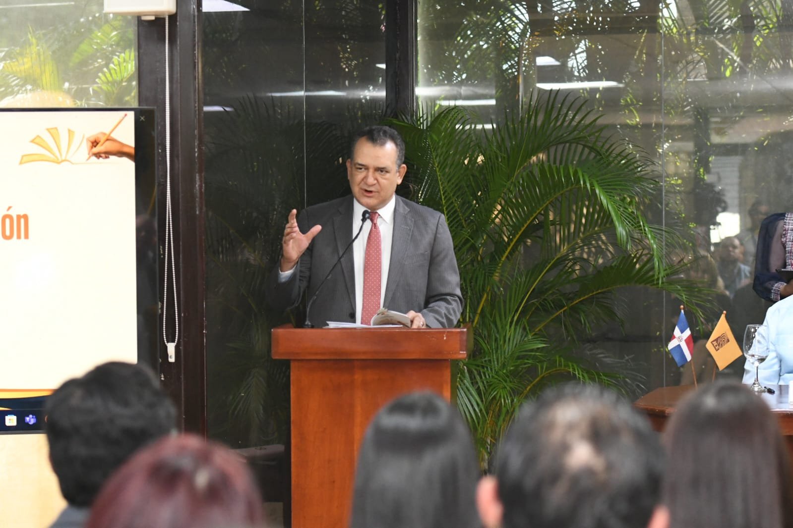 JCE e IESPEC presentan compendio de ensayos sobre democracia e identidad: pensamiento crítico al servicio del país