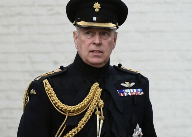 Hermano del rey Carlos III, pierde su título de príncipe, honores y su mansión