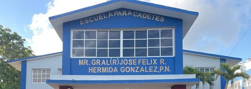 Oficial acusado suspendido y bajo investigación