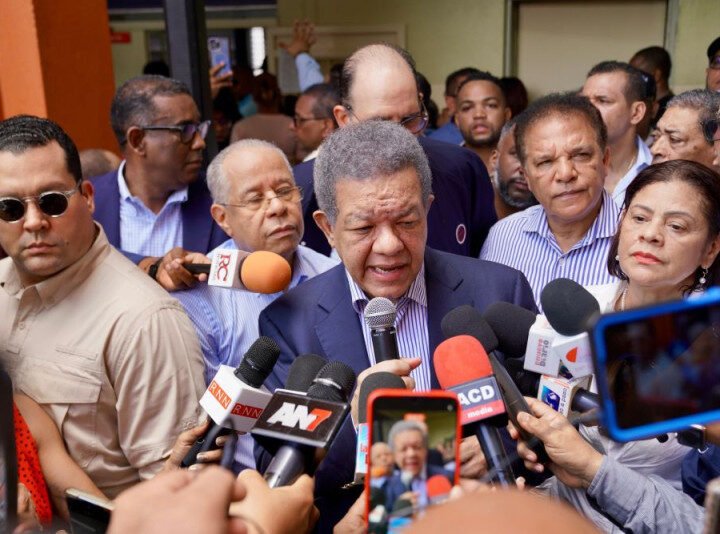 Leonel Fernández, el Gobierno está en «caída libre»