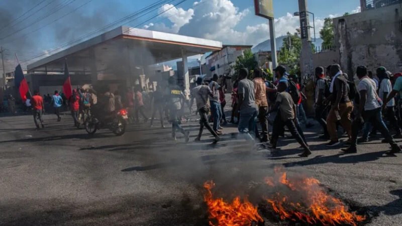 Haitianos lloran a víctimas de ataque con drones en barrio marginal controlado por pandillas