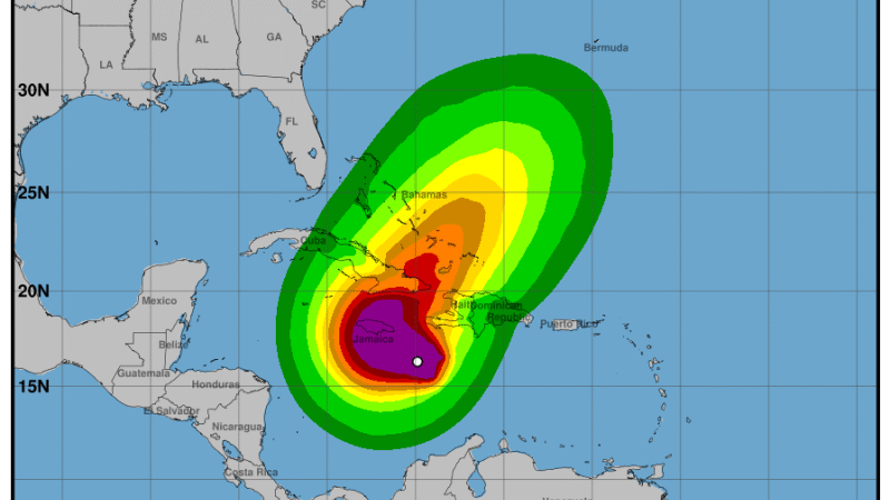 Melissa a punto de convertirse en huracán con vientos de 110 km/h y amenaza catastrófica