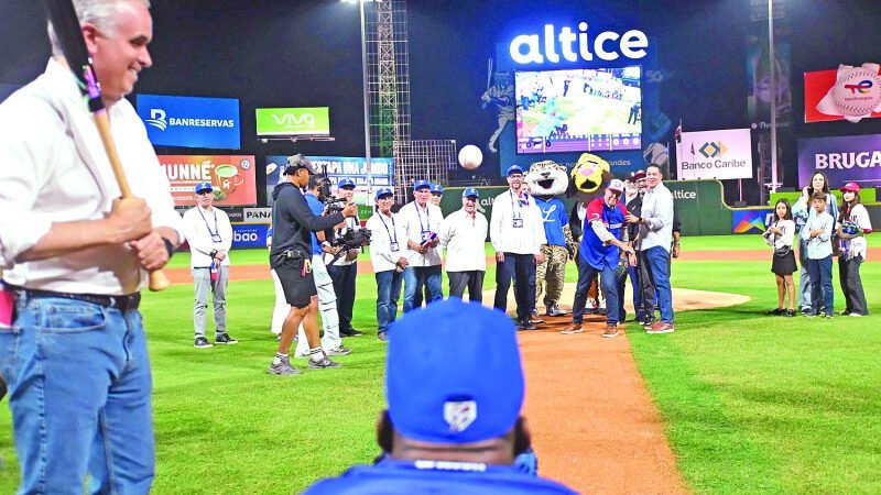 Licey inicia venciendo 4-3 a los Leones del Escogido en diez entradas